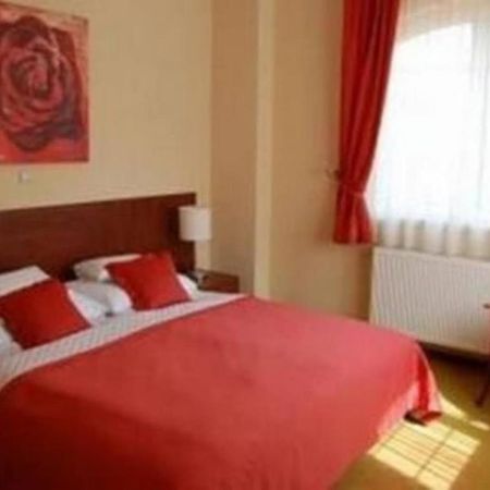 Staff House Bed & Breakfast นีเรกฮาซา ภายนอก รูปภาพ