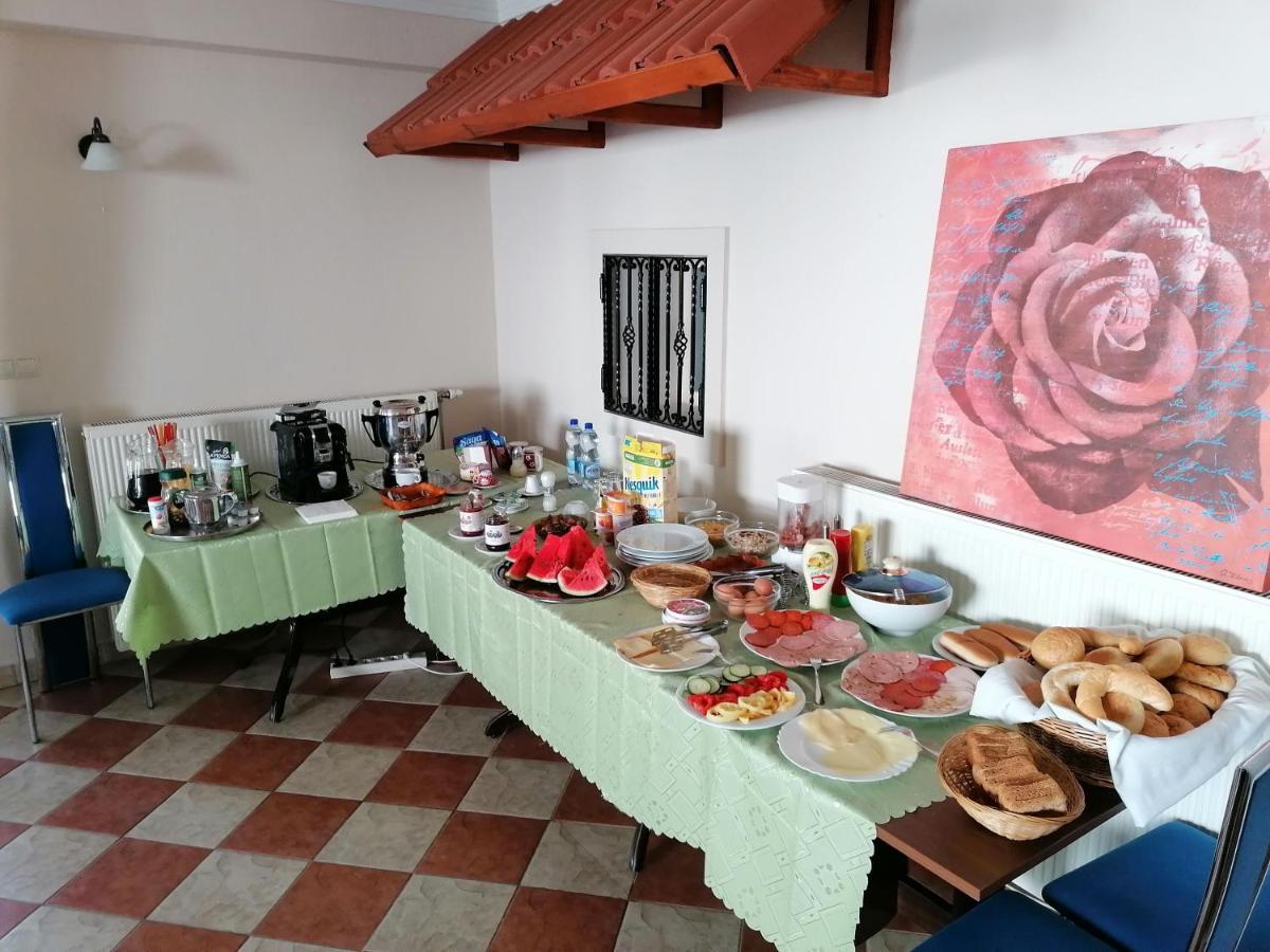 Staff House Bed & Breakfast นีเรกฮาซา ภายนอก รูปภาพ