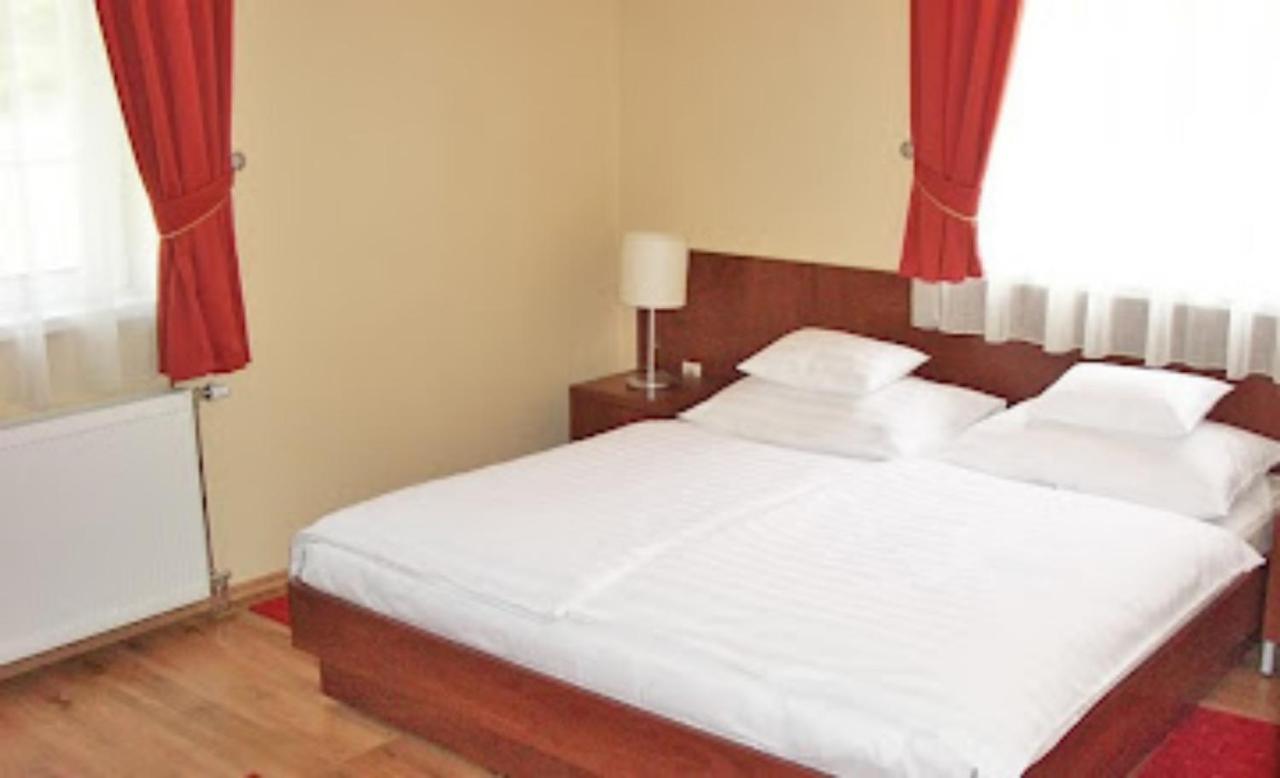 Staff House Bed & Breakfast นีเรกฮาซา ภายนอก รูปภาพ