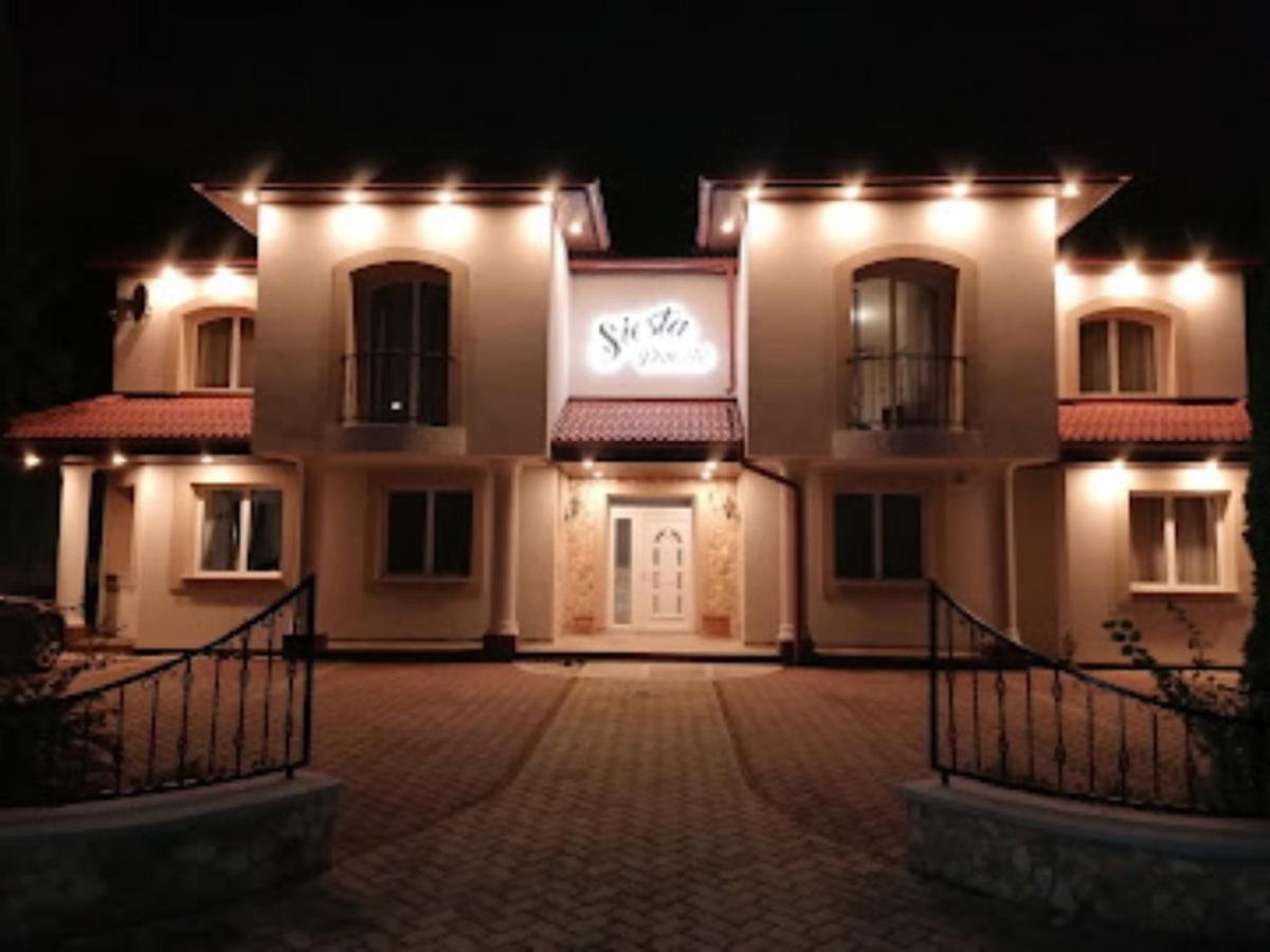 Staff House Bed & Breakfast นีเรกฮาซา ภายนอก รูปภาพ