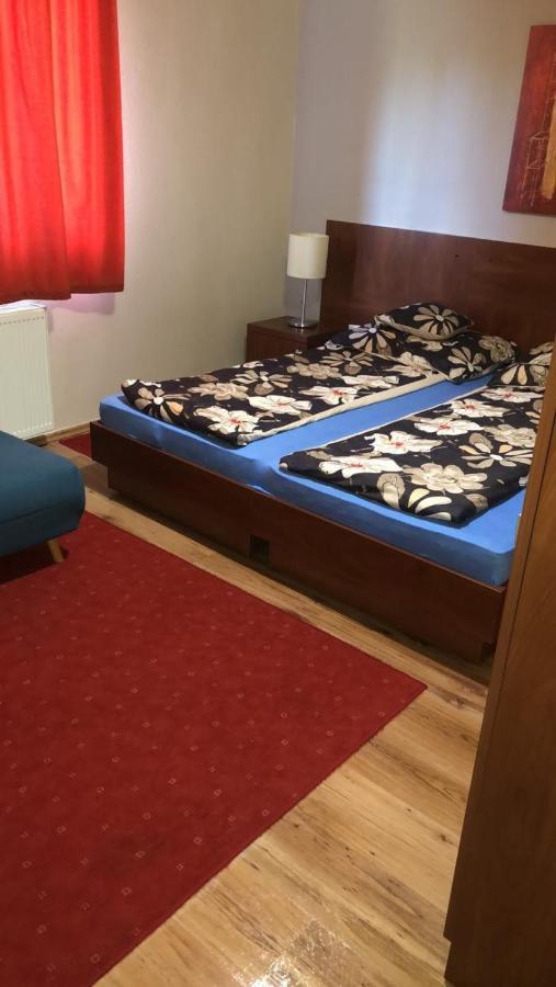 Staff House Bed & Breakfast นีเรกฮาซา ภายนอก รูปภาพ