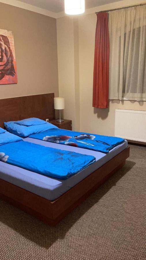 Staff House Bed & Breakfast นีเรกฮาซา ภายนอก รูปภาพ