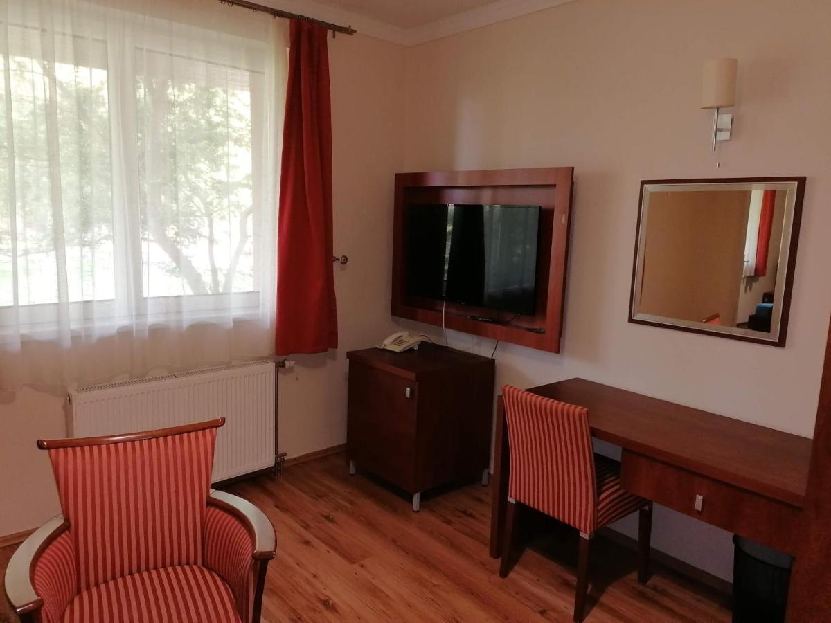 Staff House Bed & Breakfast นีเรกฮาซา ภายนอก รูปภาพ