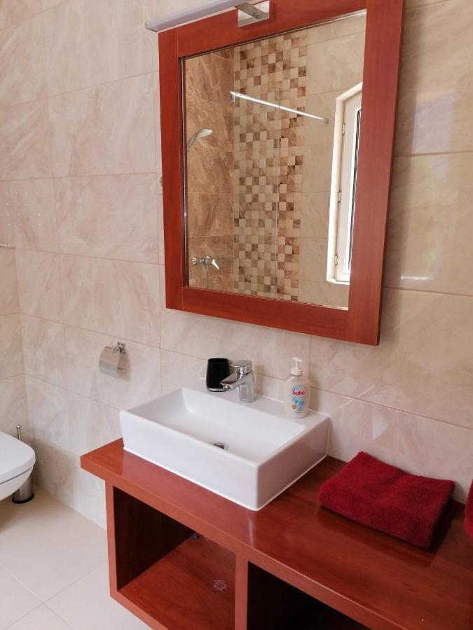 Staff House Bed & Breakfast นีเรกฮาซา ภายนอก รูปภาพ