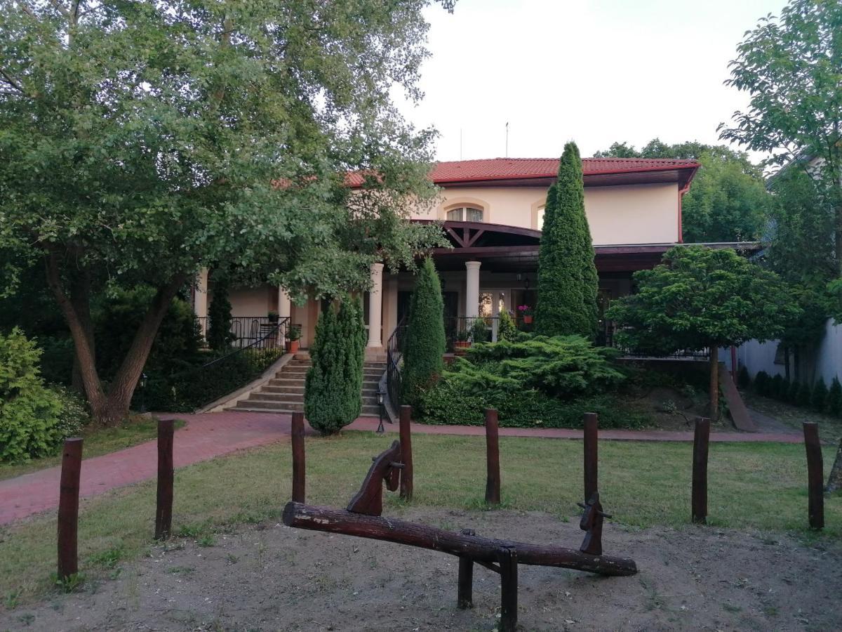 Staff House Bed & Breakfast นีเรกฮาซา ภายนอก รูปภาพ