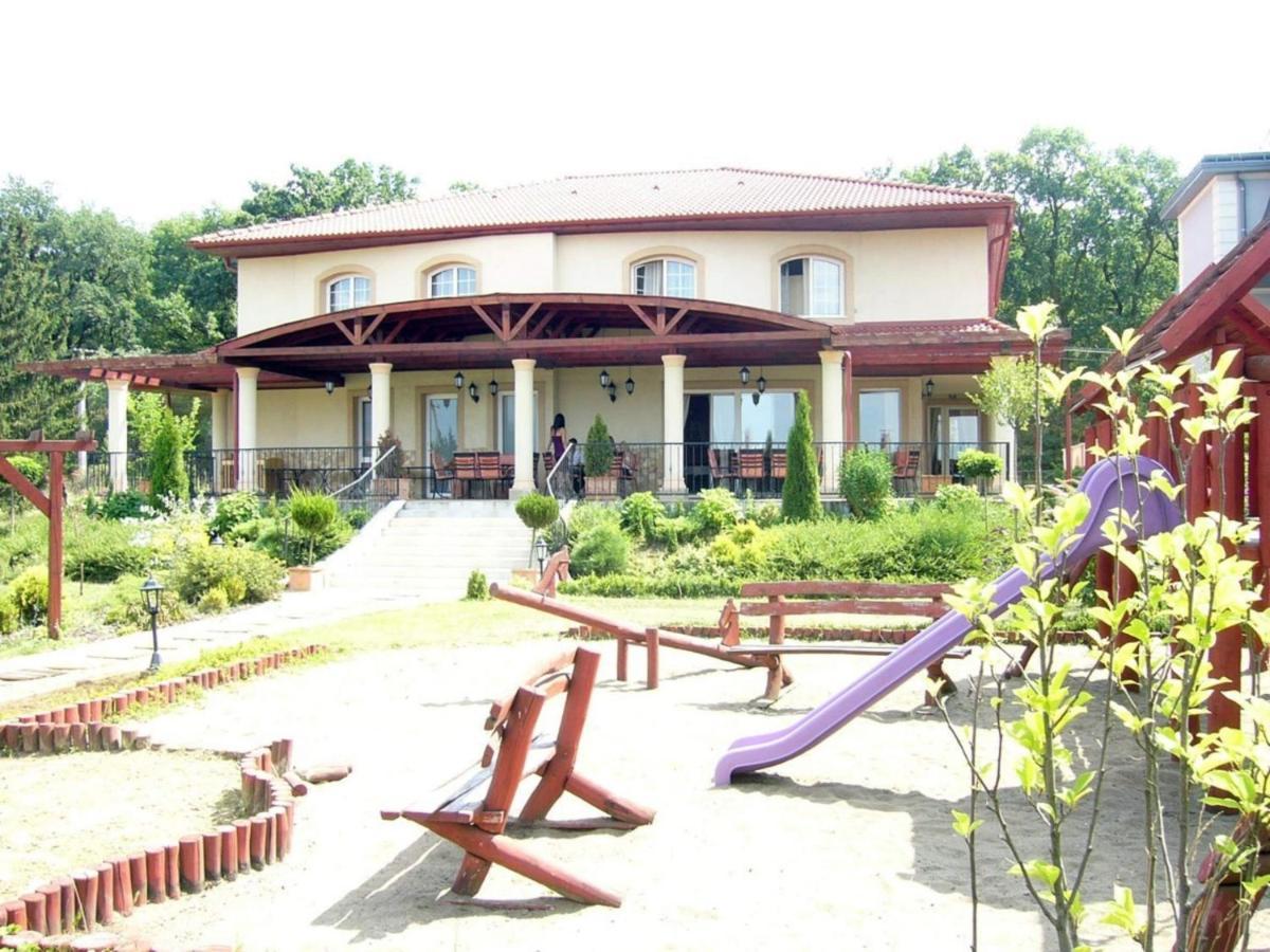 Staff House Bed & Breakfast นีเรกฮาซา ภายนอก รูปภาพ