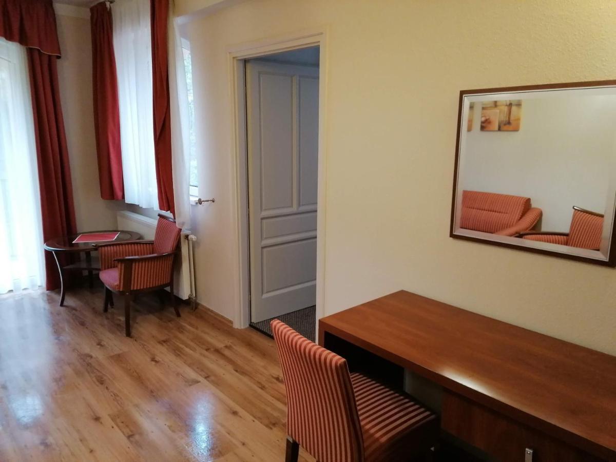Staff House Bed & Breakfast นีเรกฮาซา ภายนอก รูปภาพ