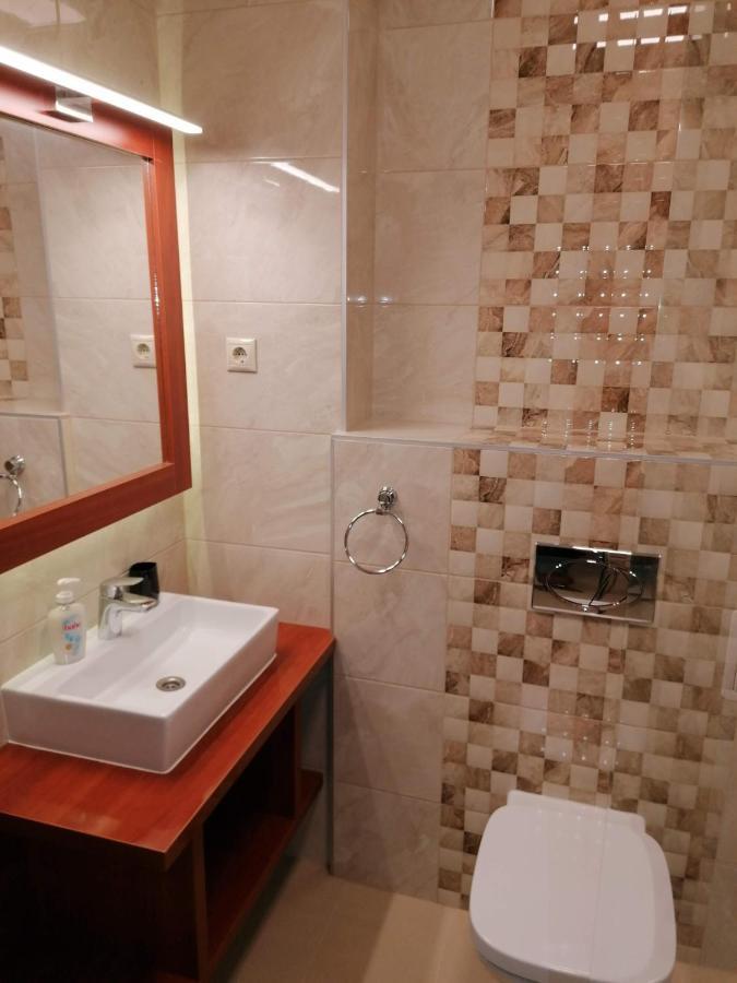 Staff House Bed & Breakfast นีเรกฮาซา ภายนอก รูปภาพ