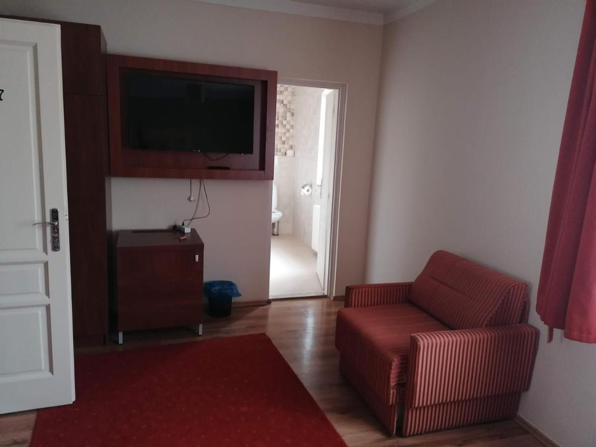 Staff House Bed & Breakfast นีเรกฮาซา ภายนอก รูปภาพ