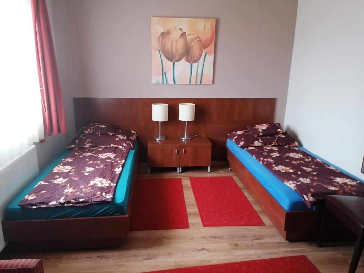 Staff House Bed & Breakfast นีเรกฮาซา ภายนอก รูปภาพ