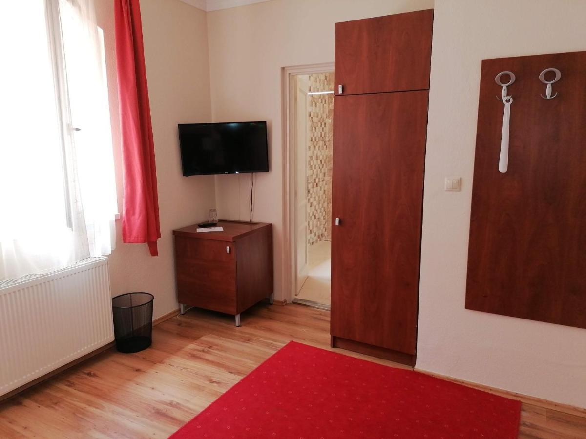 Staff House Bed & Breakfast นีเรกฮาซา ภายนอก รูปภาพ