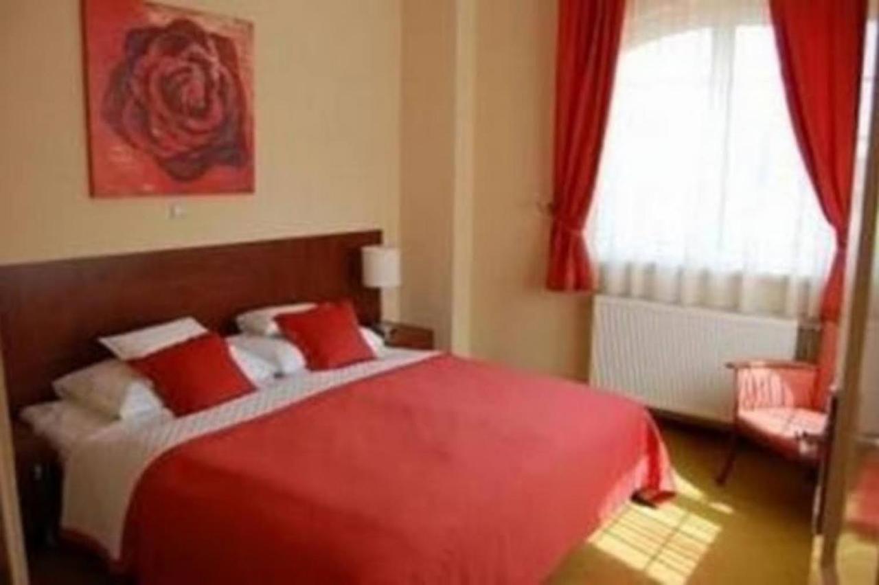 Staff House Bed & Breakfast นีเรกฮาซา ภายนอก รูปภาพ